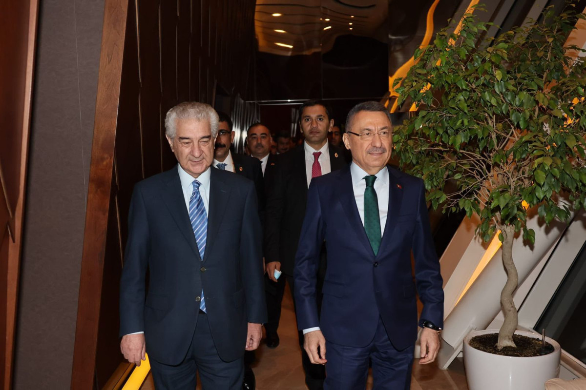 Вице-президент Турции прилетел в Баку
