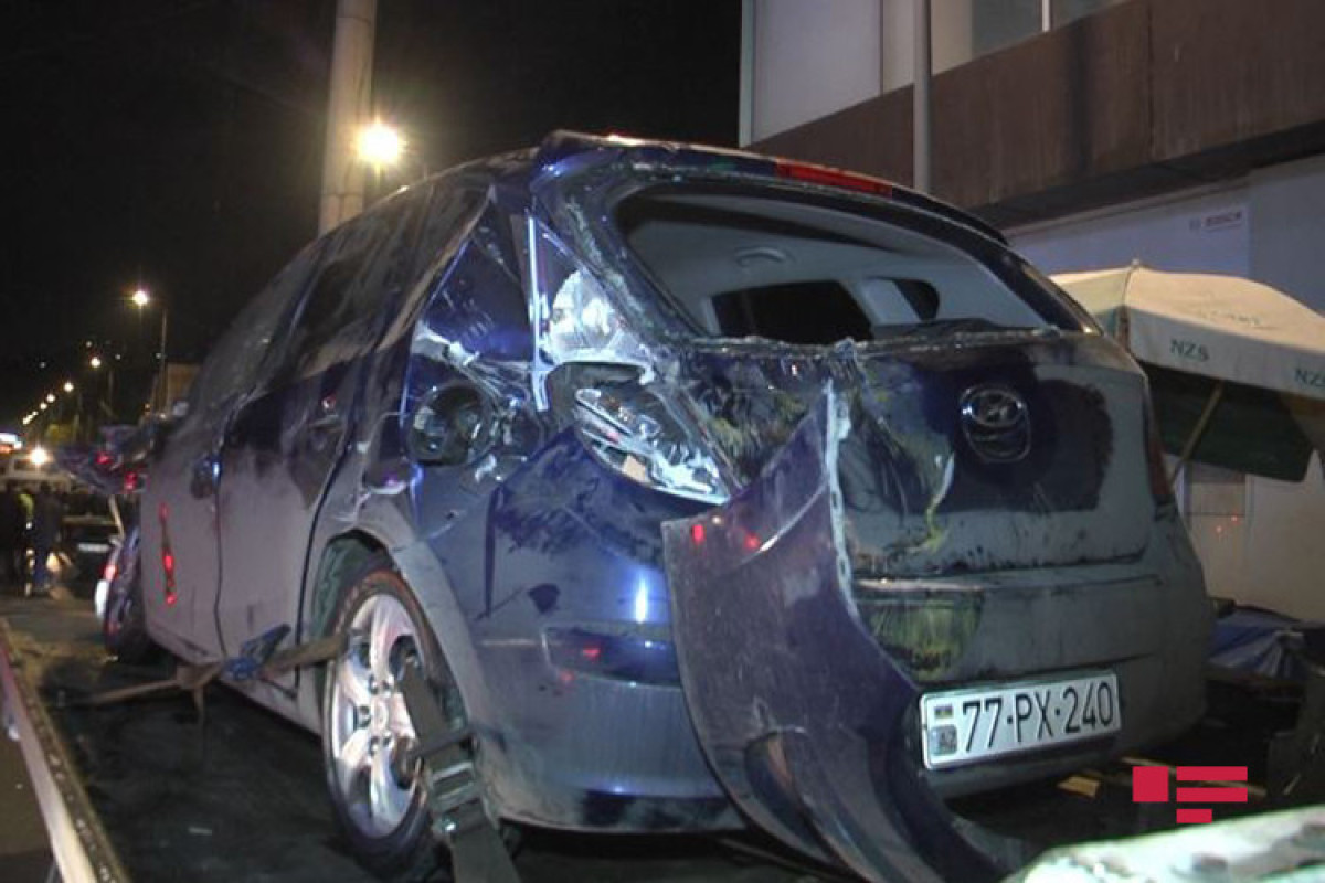 В Баку водитель эвакуатора потерял управление: дальше как в страшном кино-ФОТО 