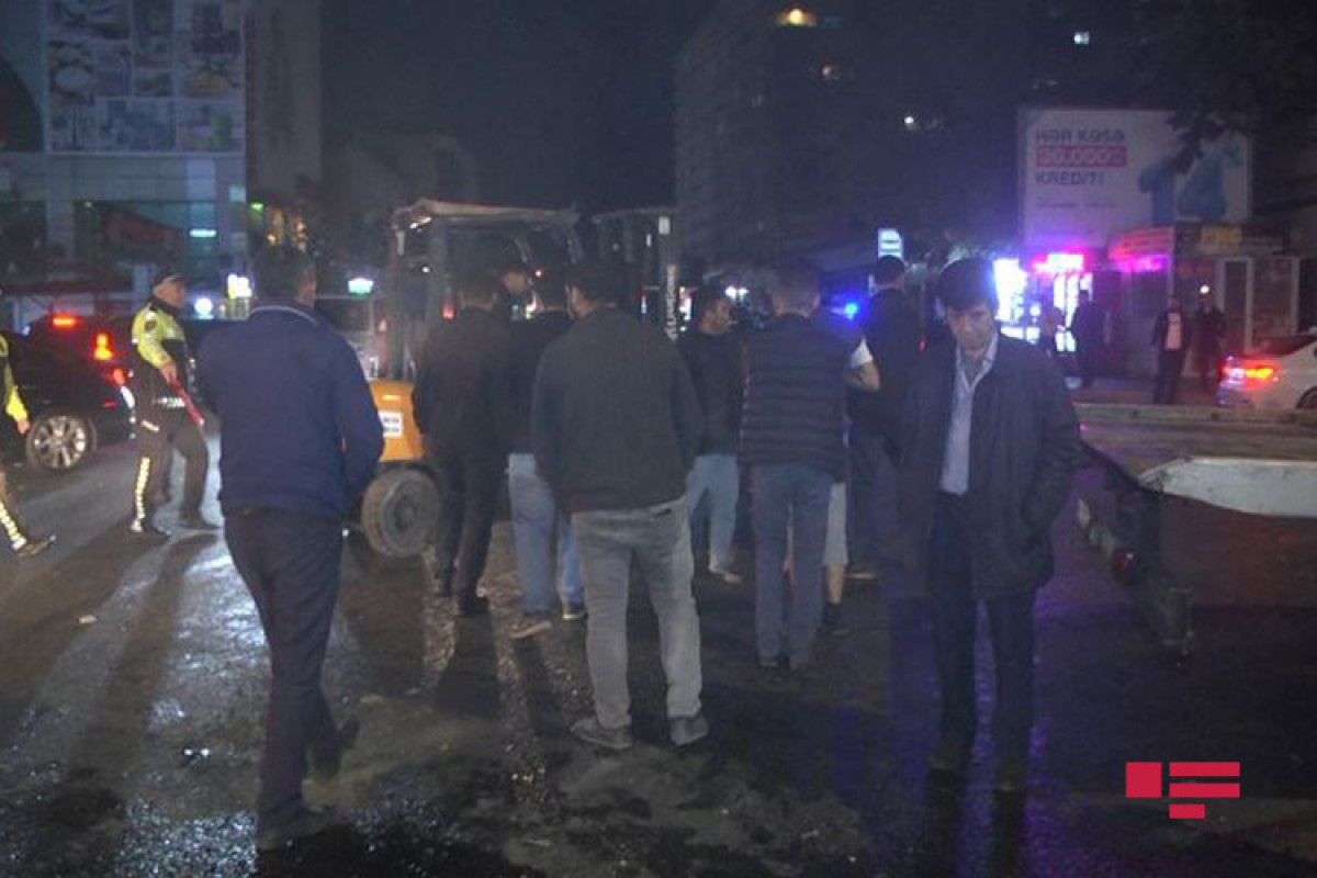 В Баку водитель эвакуатора потерял управление: дальше как в страшном кино-ФОТО 