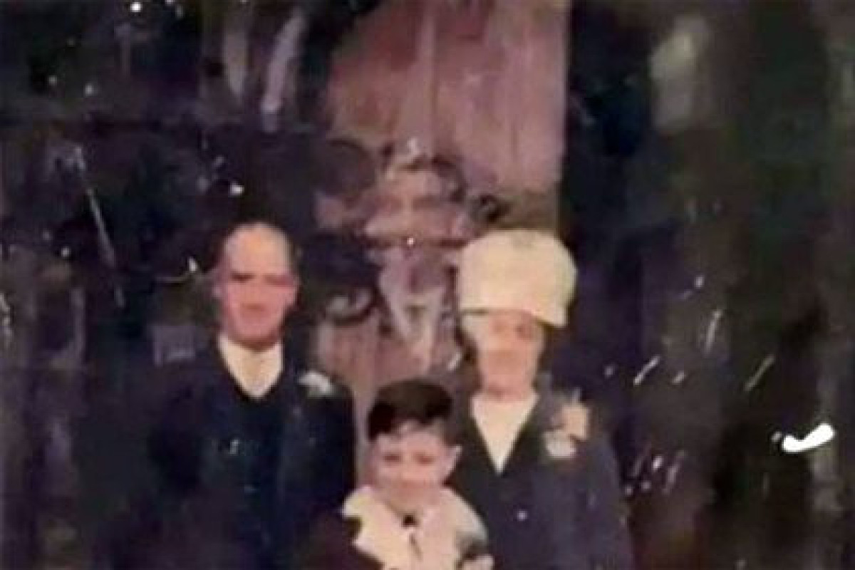 В Англии семья обнаружила пугающее фото под половицами в новом доме