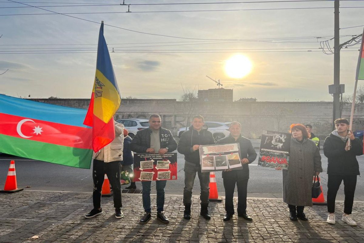 Азербайджанцы Молдовы провели пикет у посольства Франции