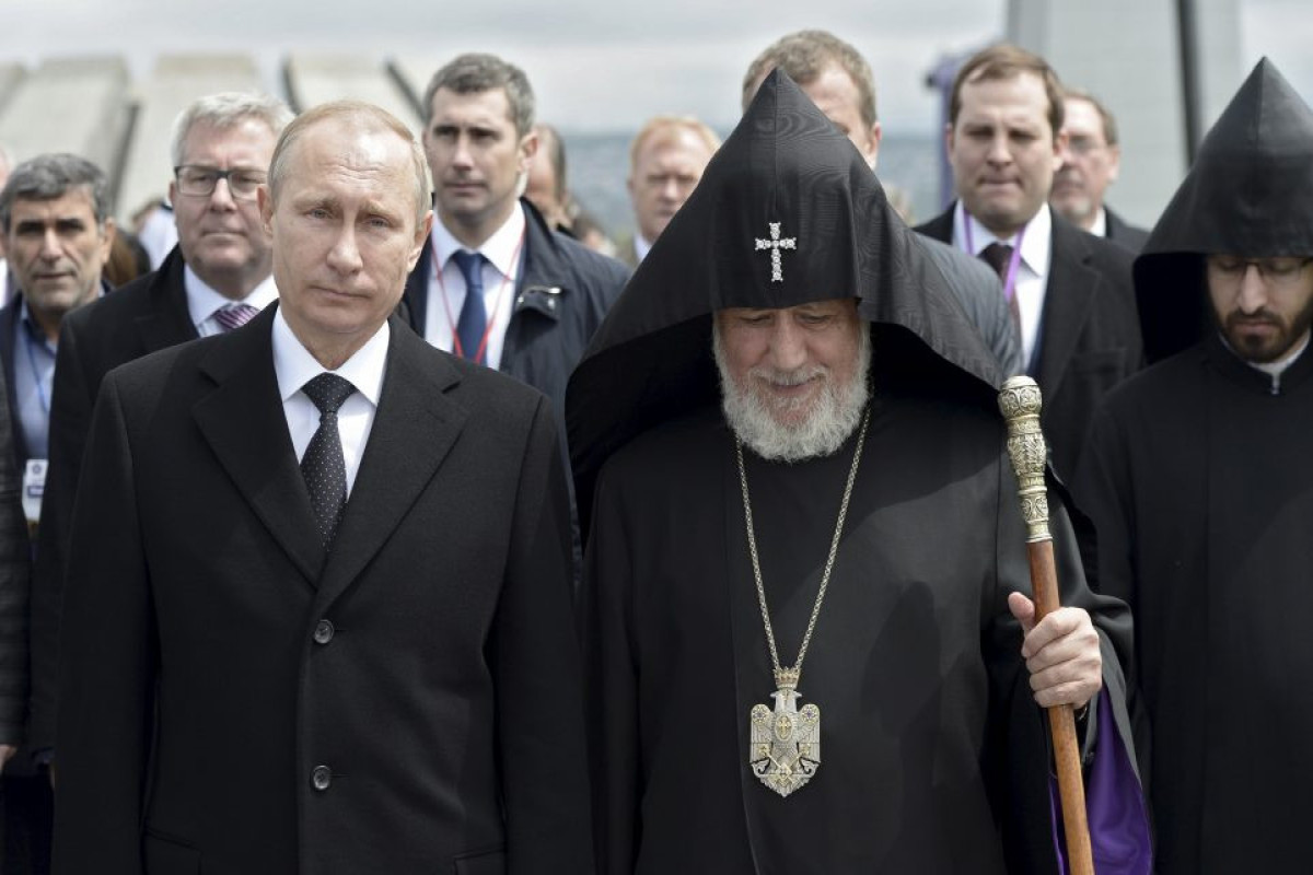 Путин наградил орденом католикоса всех армян