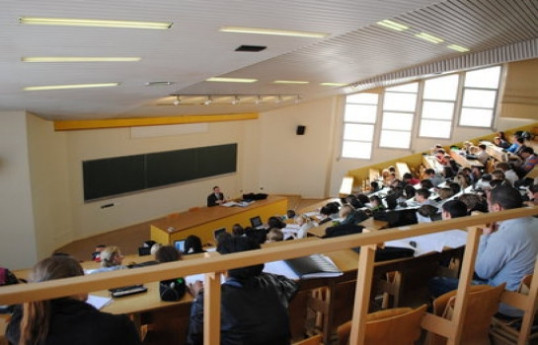 В парламенте Азербайджана предложили повысить зарплаты преподавателей вузов