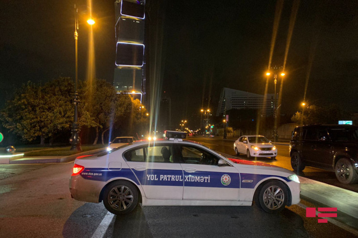 В Баку опрокинулась бетономешалка, закрыто движение по проспекту