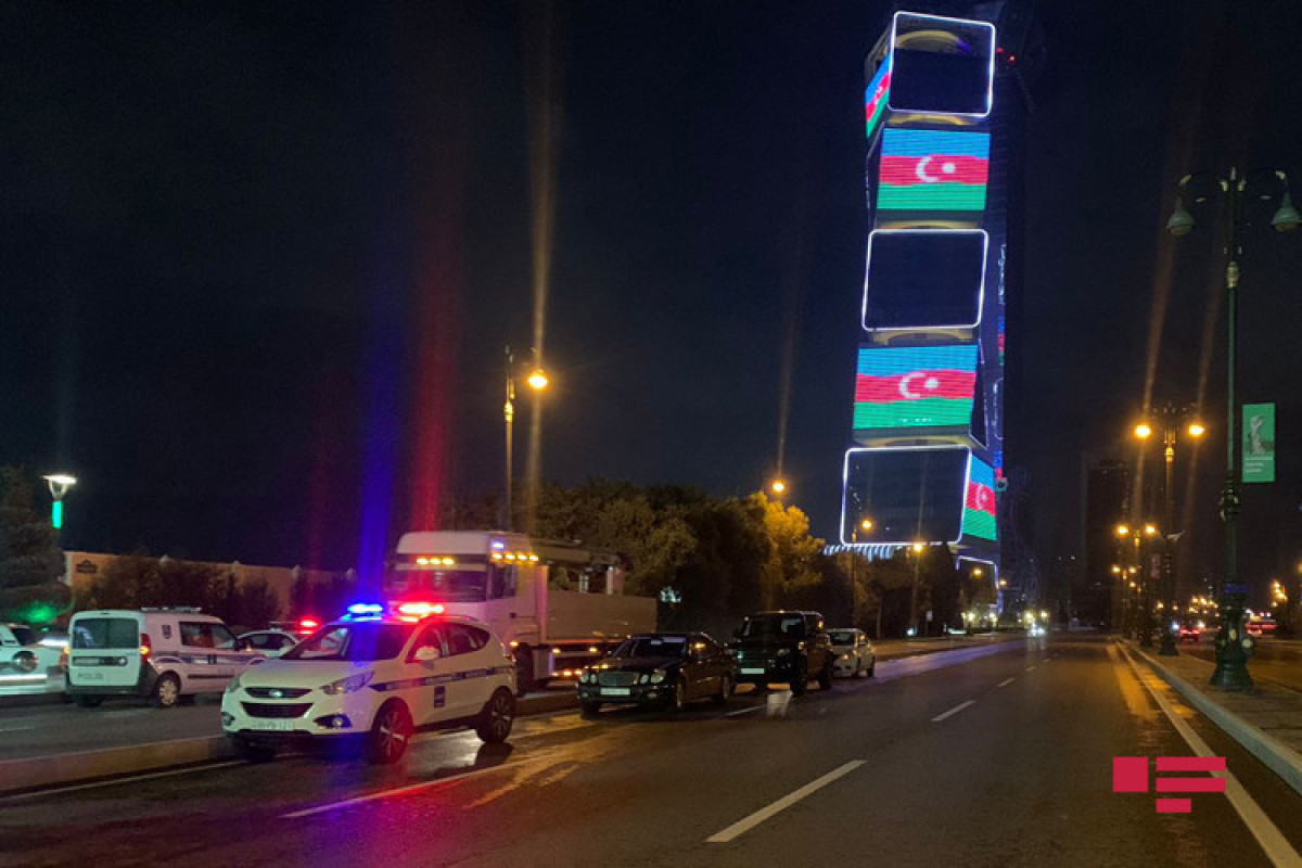 В Баку опрокинулась бетономешалка, закрыто движение по проспекту