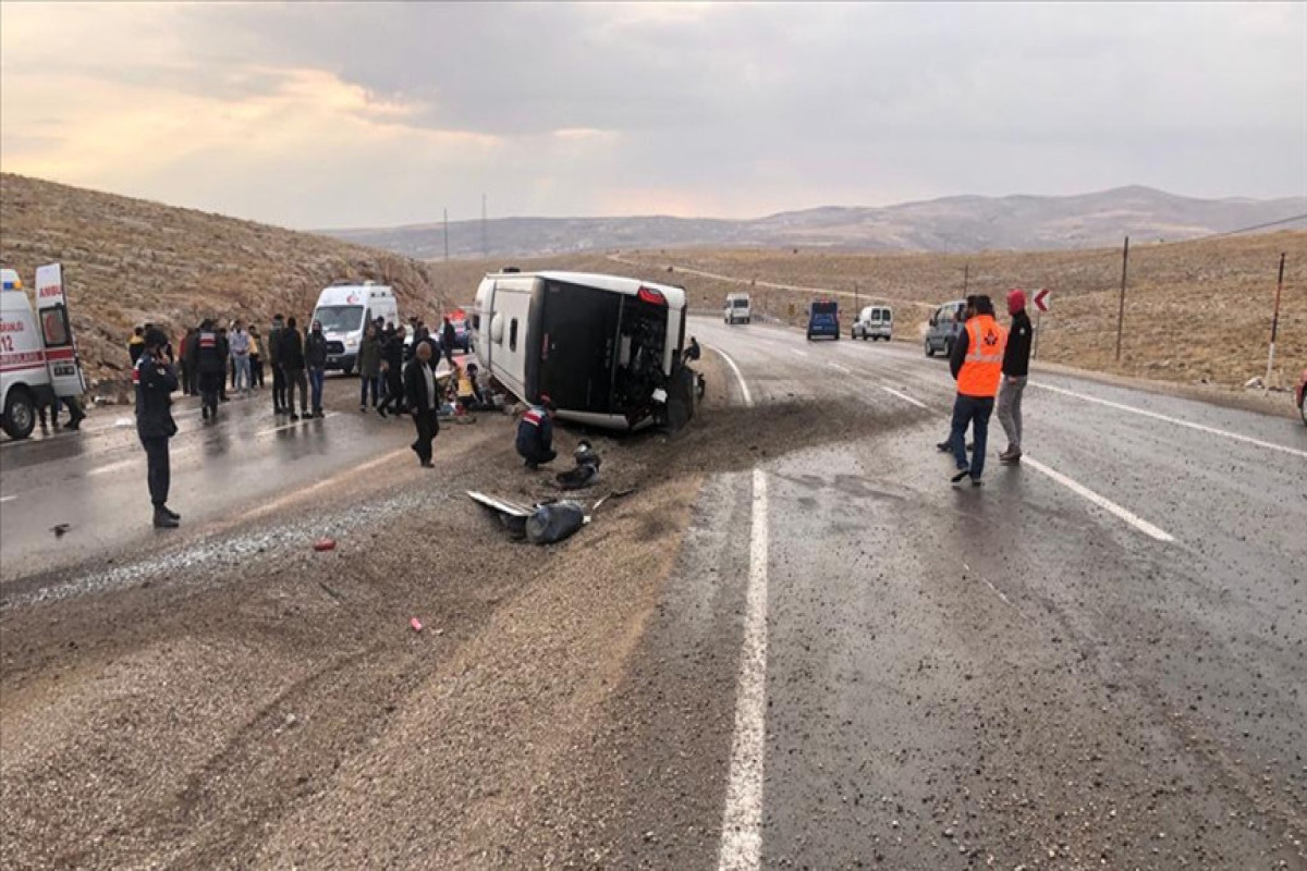 В Турции перевернулся автобус с нелегальными мигрантами: есть погибшие, много пострадавших