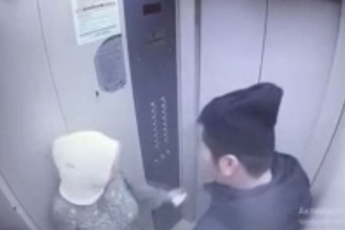 В России семья с ребенком едва не погибла в сорвавшемся лифте-ВИДЕО 