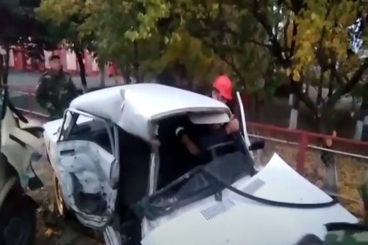 Спасатели МЧС Азербайджана извлекли из покореженного в ДТП автомобиля трех человек -ВИДЕО 