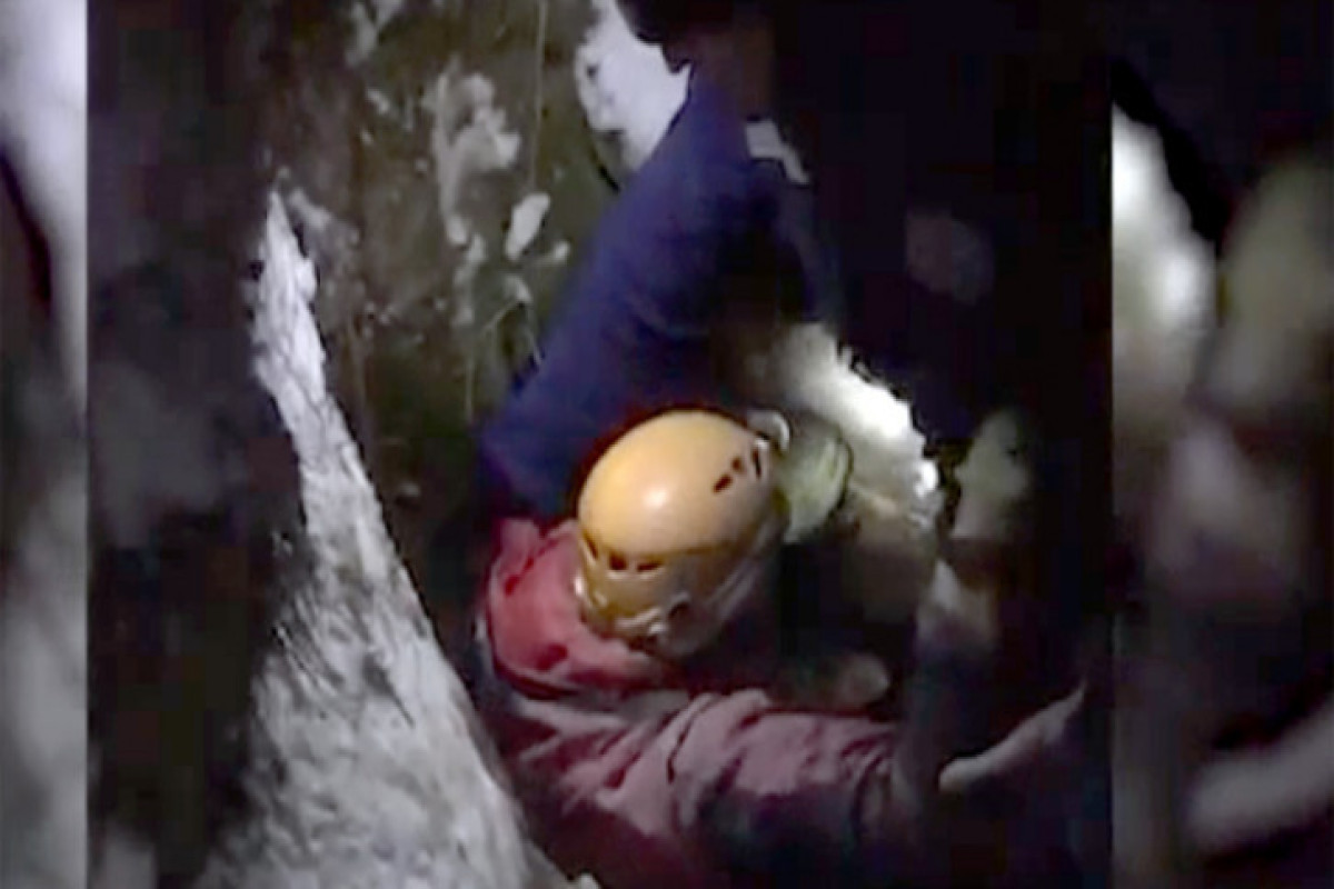 Туристка застряла в узкой пещере - КАДРЫ спасения 