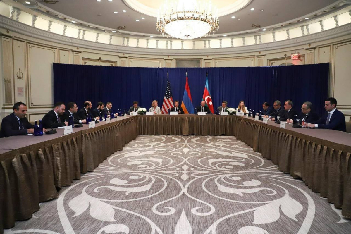 Блинкен: США привержены мирным переговорам между Арменией и Азербайджаном