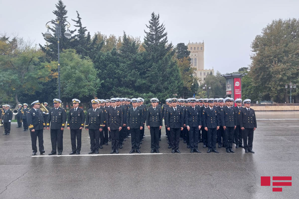 В связи с Днем Победы в Баку проходит шествие в сопровождении военного оркестра
-ФОТО 