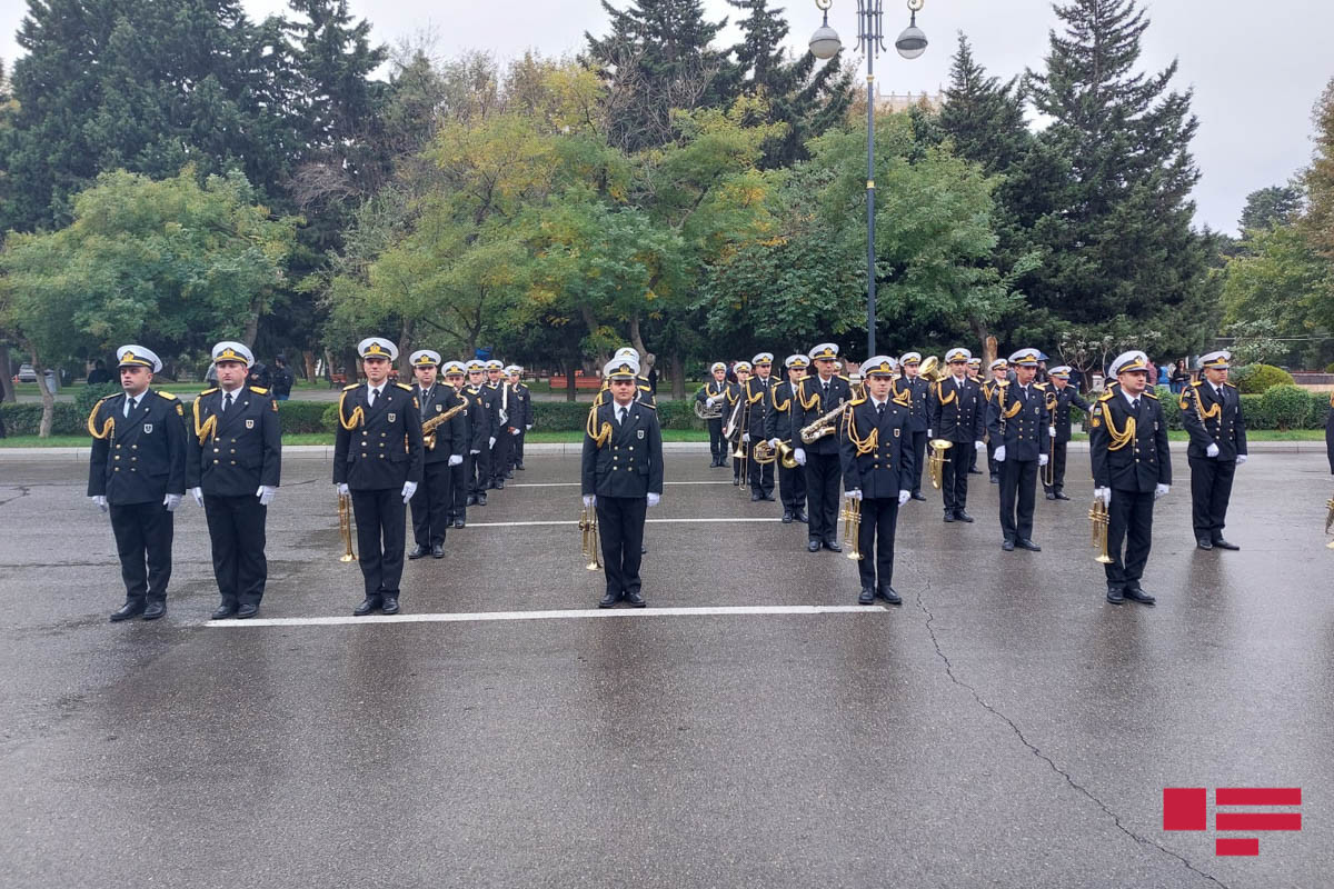 В связи с Днем Победы в Баку проходит шествие в сопровождении военного оркестра
-ФОТО 