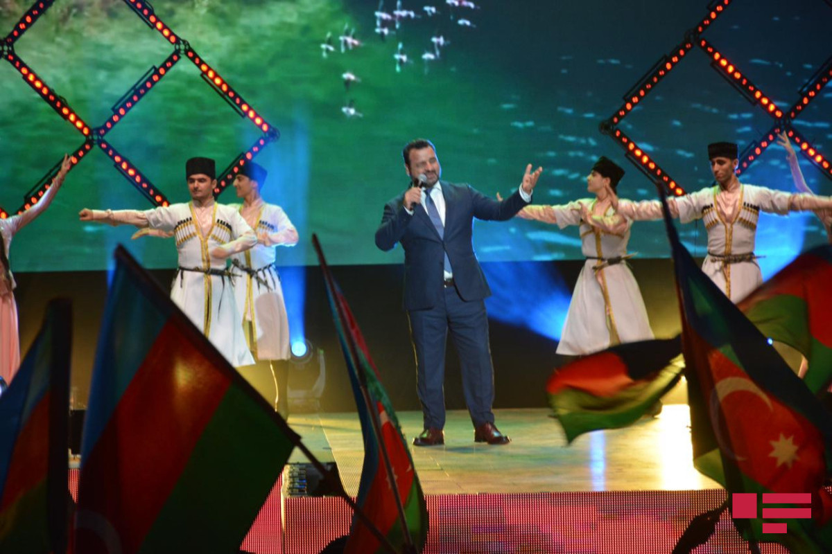 На Бакинском Приморском бульваре состоялся праздничный концерт и фейерверк -ФОТО -ВИДЕО 