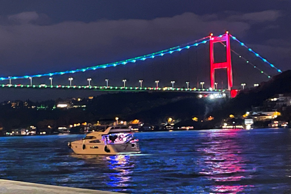 Главные достопримечательности Стамбула окрасилась в цвета флага Азербайджана