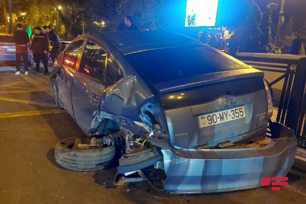 В центре Баку произошла цепная авария с участием автобуса и трех легковушек-ФОТО 
