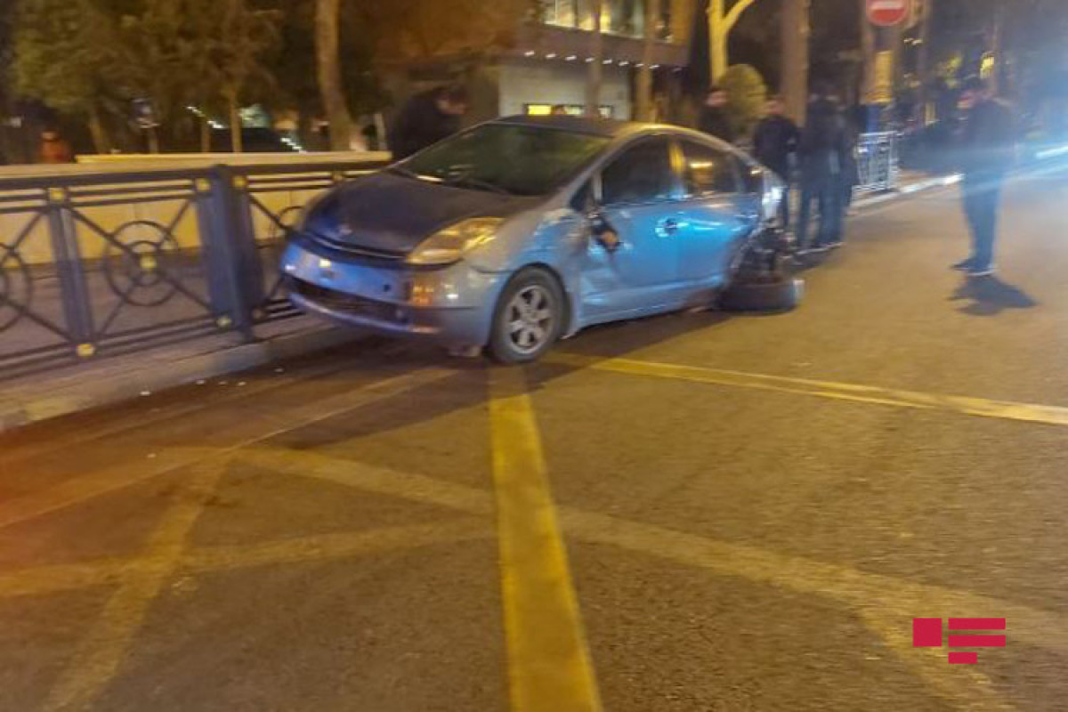 В центре Баку произошла цепная авария с участием автобуса и трех легковушек-ФОТО 