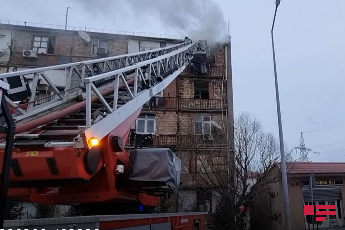 В Баку произошел пожар в общежитии, эвакуированы 25 человек