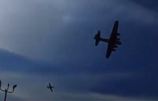 В США во время авиашоу столкнулись два самолета -ВИДЕО 