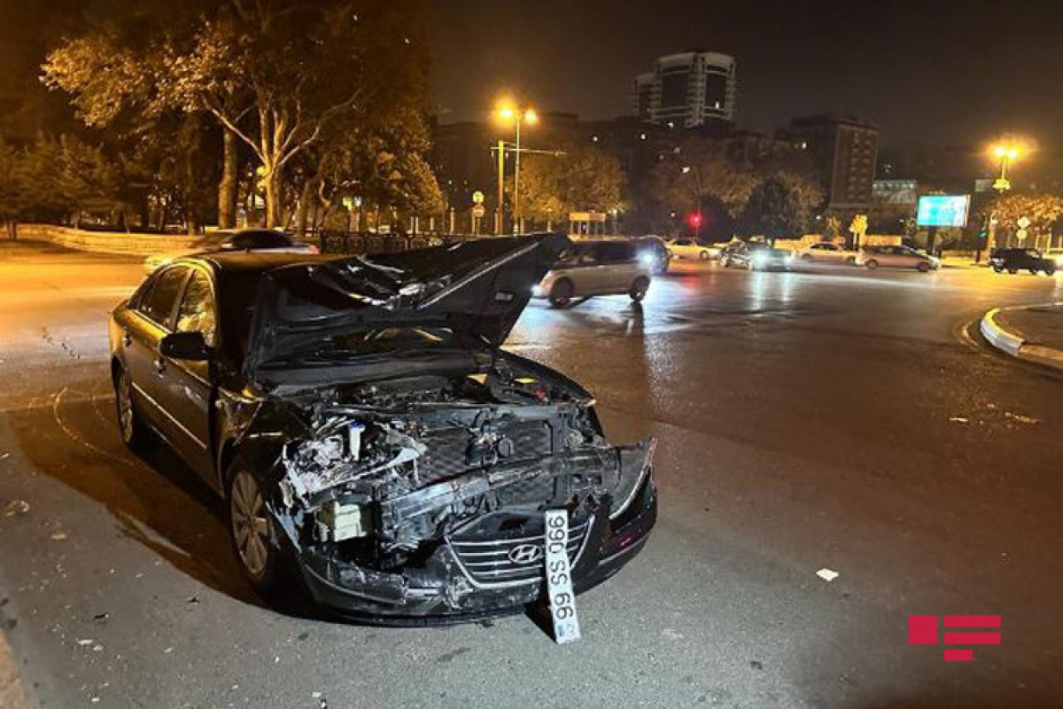 В Баку столкнулись две легковушки, есть пострадавший-ФОТО 