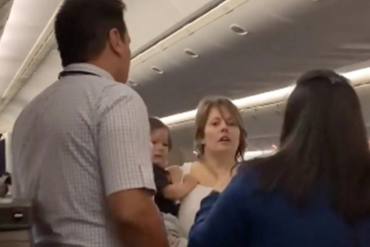 Поведение пассажирки с ребенком в самолете довело стюардессу до госпитализации
