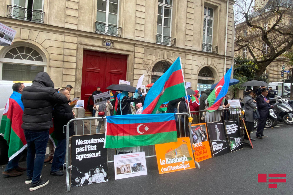 Азербайджанцы проводят акцию протеста перед зданием Сената Франции - ФОТО - ВИДЕО 