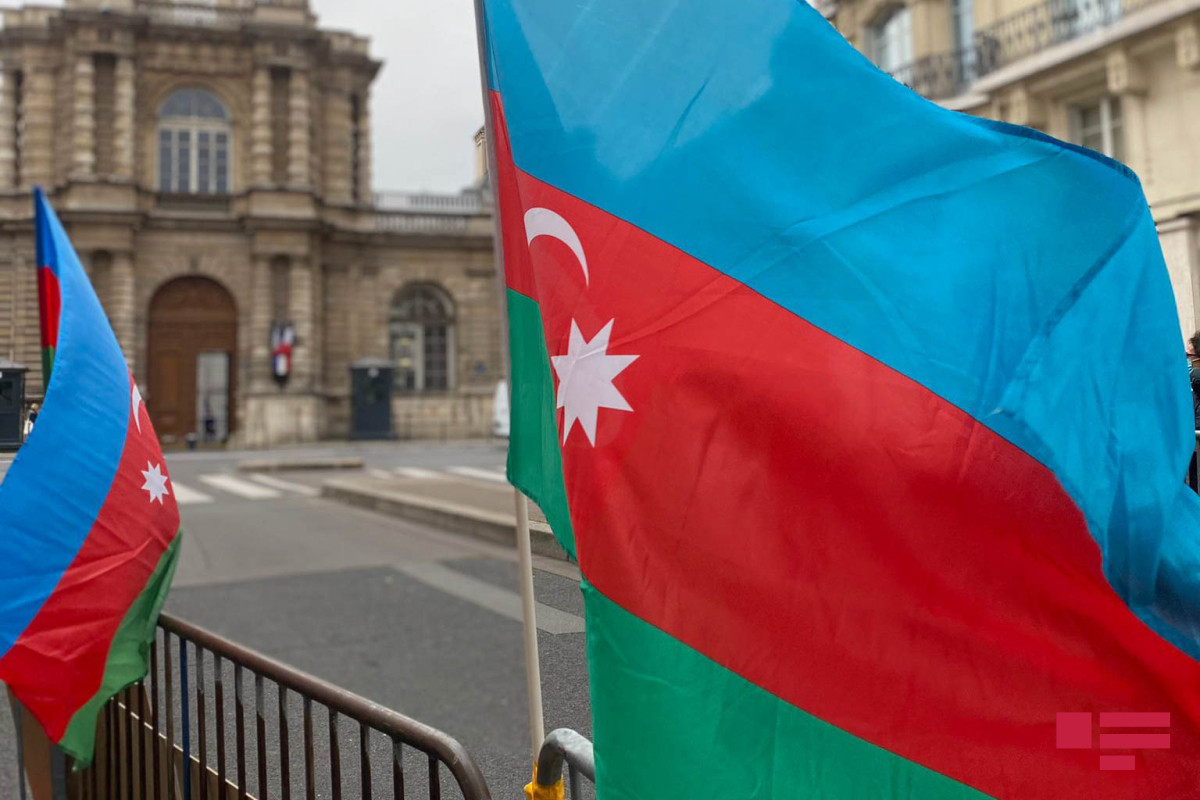 Азербайджанцы проводят акцию протеста перед зданием Сената Франции - ФОТО - ВИДЕО 