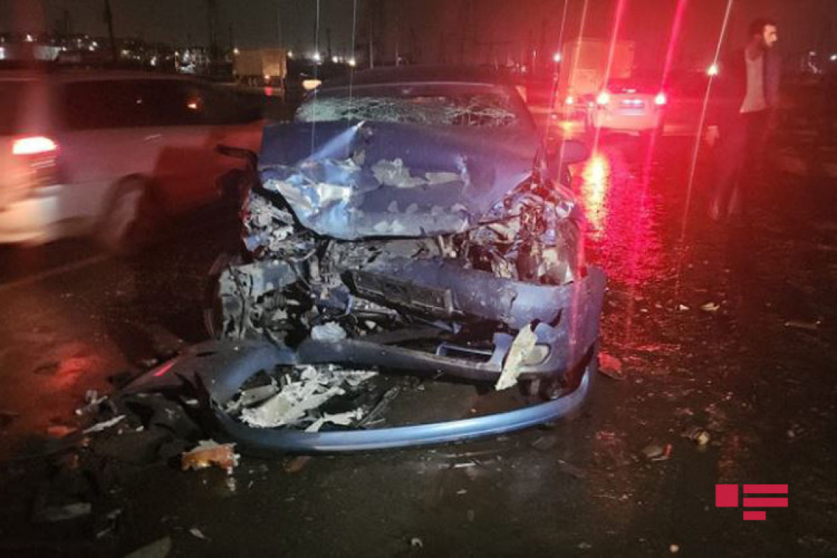 В Баку столкнулись грузовик и легковой автомобиль, есть пострадавшие-ФОТО 