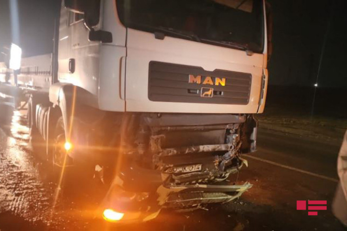 В Баку столкнулись грузовик и легковой автомобиль, есть пострадавшие-ФОТО 
