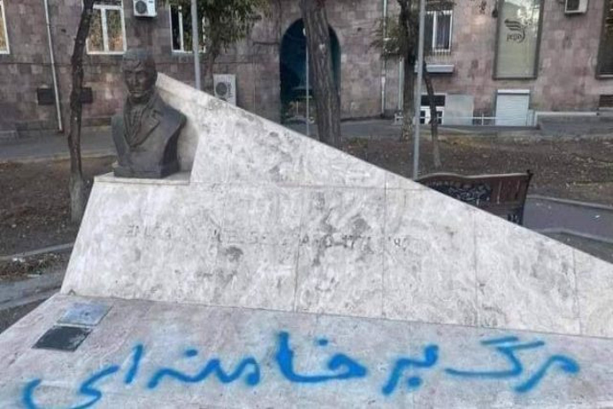 В Ереване на памятнике Гарегина Нжде написали «Смерть Хаменеи»