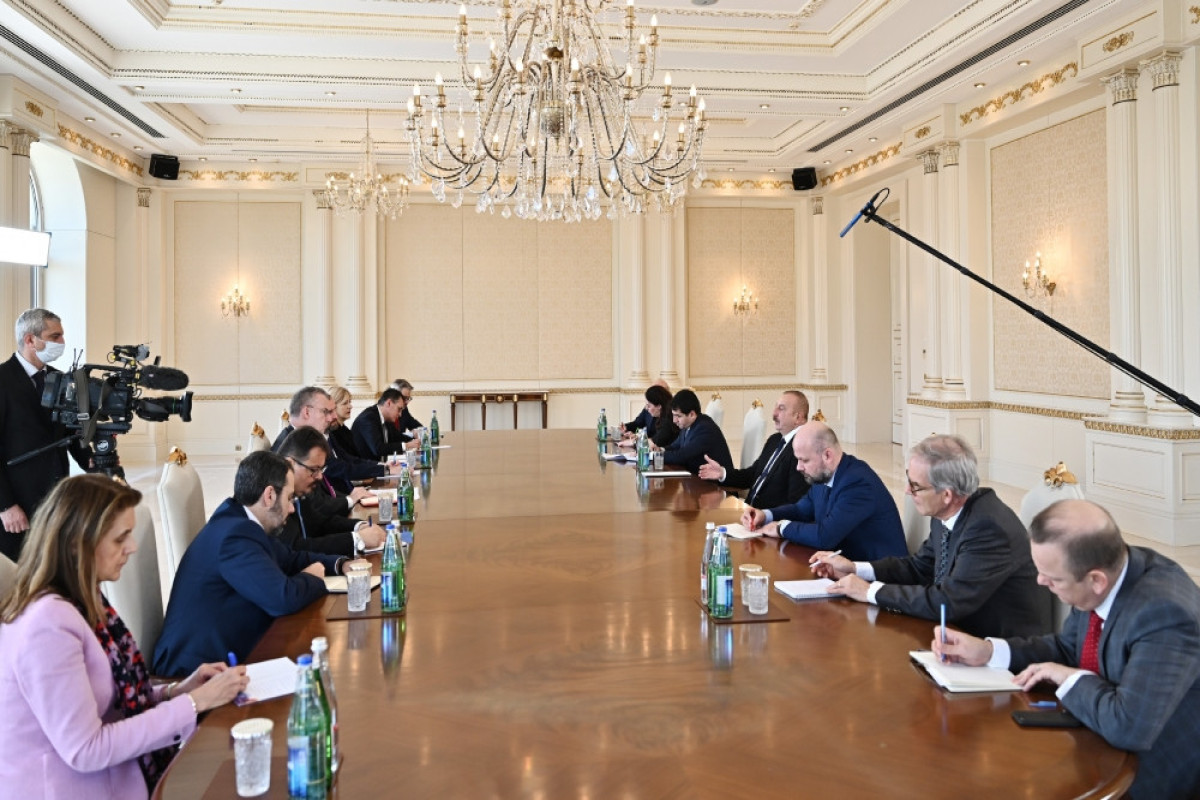 Ильхам Алиев принял делегацию во главе со спецпосланником ЕС по Восточному партнерству