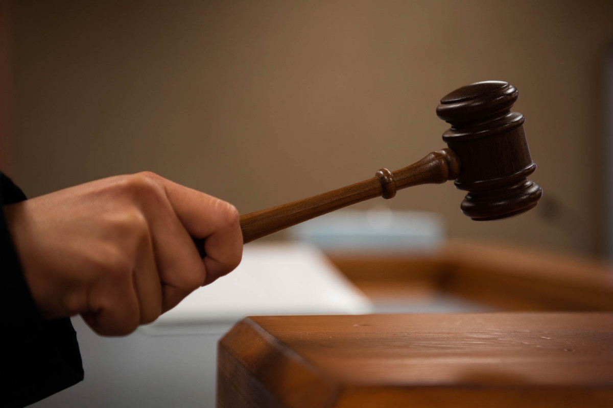 Бакинский суд вынес строгий приговор мужчине, чуть не убившему своего годовалого сына