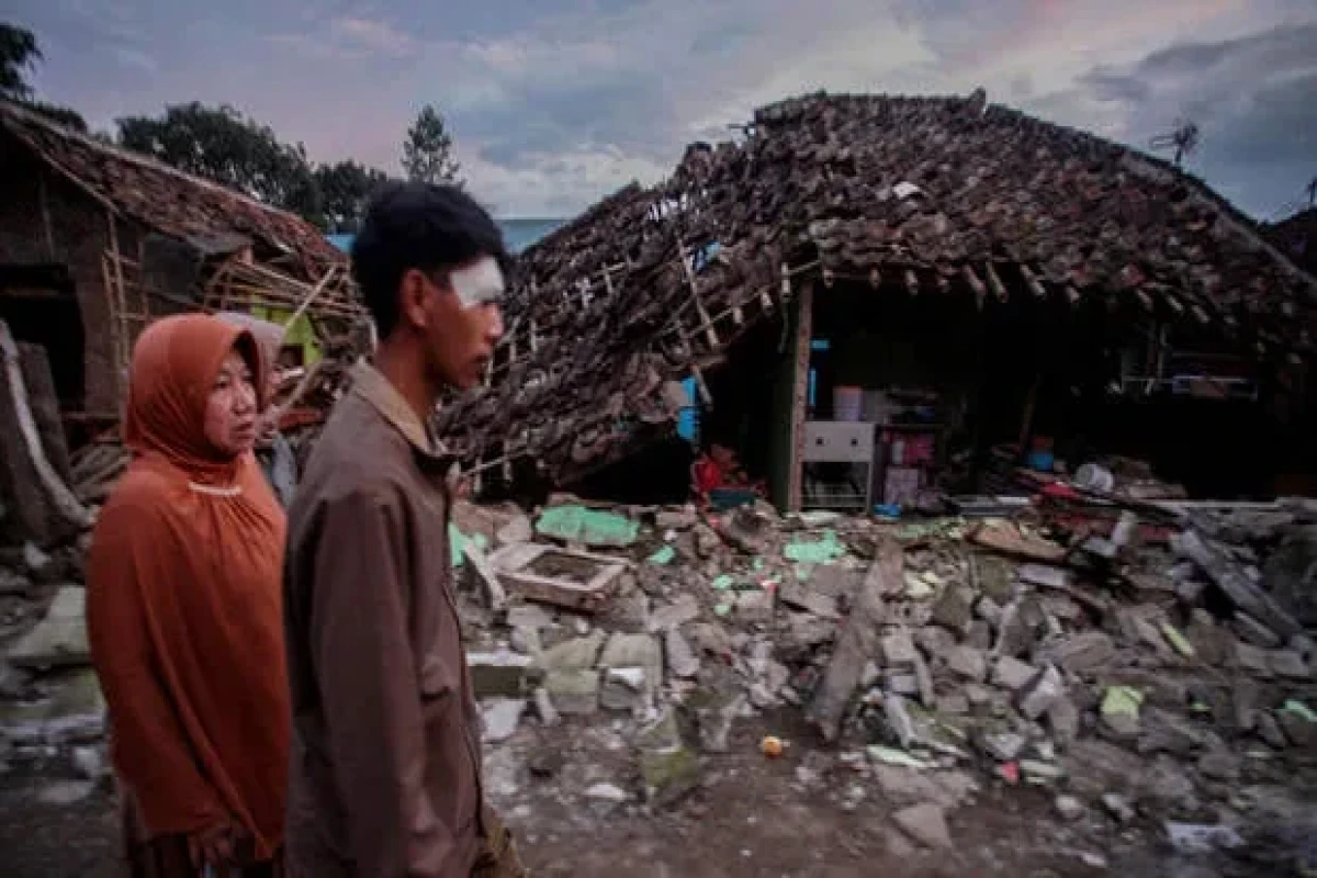 Число жертв землетрясения в Индонезии достигло 162