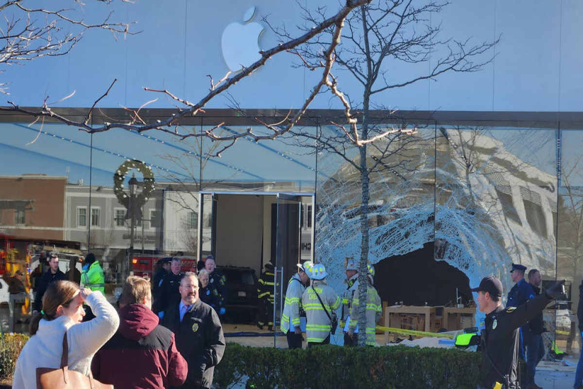 Автомобиль врезался в магазин Apple Store, есть пострадавшие-ВИДЕО 