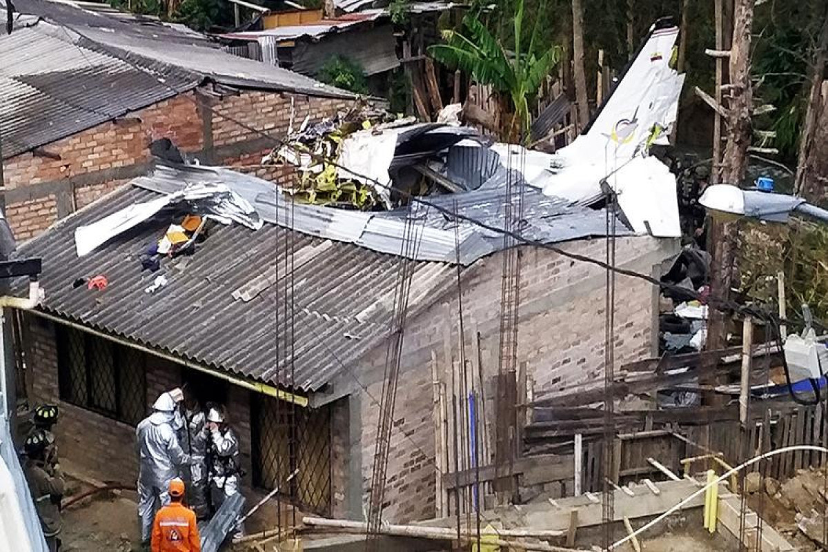 Самолет с пассажирами рухнул на жилой квартал, 7 человек погибли