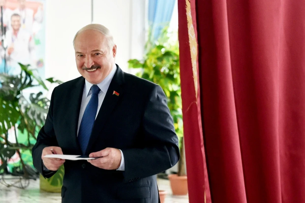 Лукашенко показал кулак сидящему за спиной Путина Шойгу на саммите ОДКБ