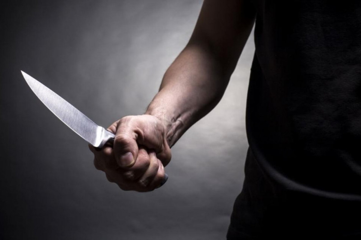 В Баку мужчина поранил ножом свою тещу и двухлетнего сына