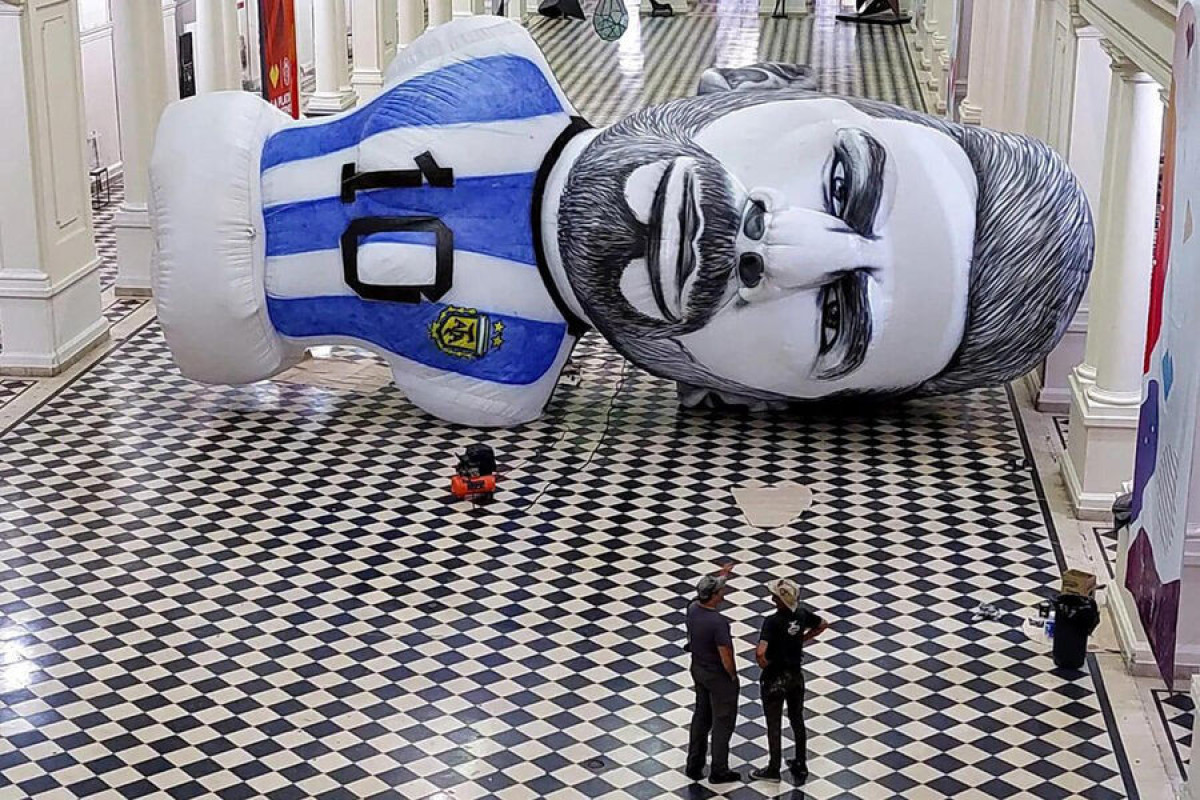 Надувную фигуру Месси высотой в четыре этажа поставили в Аргентине-ФОТО 