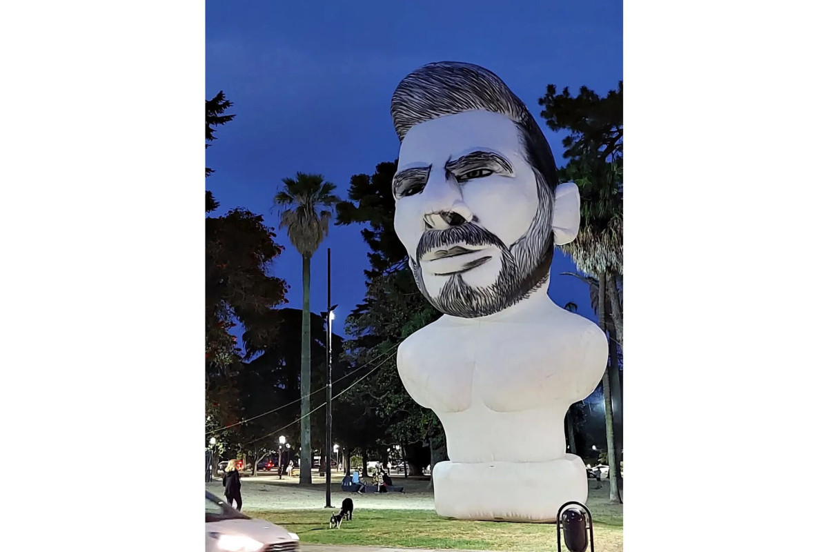 Надувную фигуру Месси высотой в четыре этажа поставили в Аргентине-ФОТО 