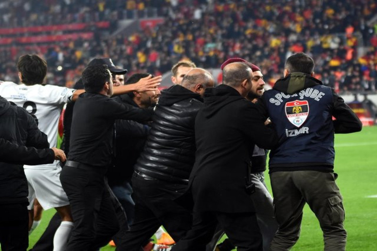 Футбольный матч в Турции прерван - болельщик избил вратаря флагштоком -ФОТО -ВИДЕО 