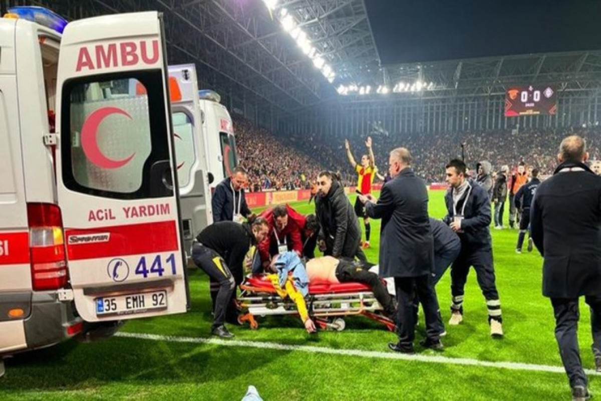 Футбольный матч в Турции прерван из-за беспорядков на стадионе - болельщик избил вратаря флагштоком -ФОТО 