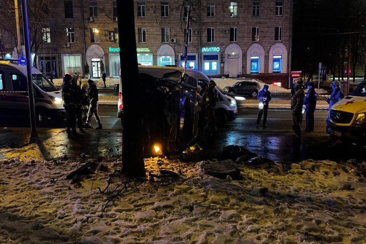 В Москве автомобиль сбил мать с двумя маленькими детьми на тротуаре-ВИДЕО 