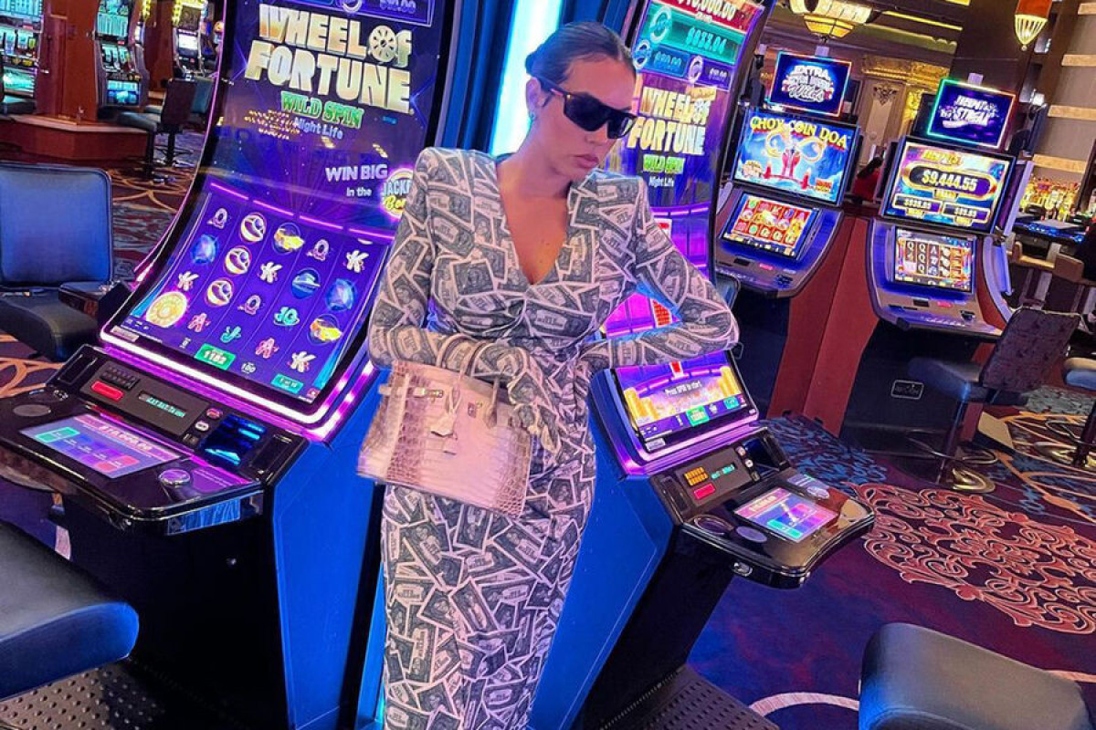 Девушка Роналду пришла в казино в платье с «купюрами на тысячи долларов»