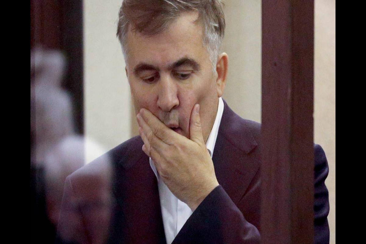 Болеющий Саакашвили курит электронные сигареты - Глава Минюста Грузии
