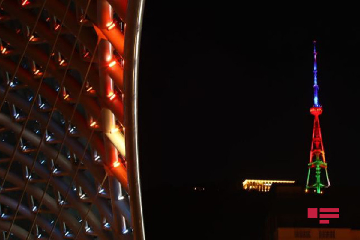 Телевизионная башня Тбилиси освещена цветами азербайджанского флага