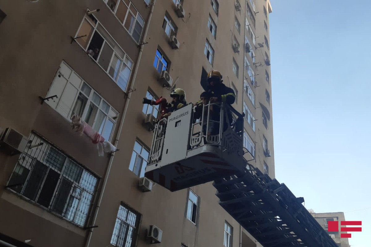 В Баку в доме произошел пожар, эвакуированы 37 жильцов, пострадали 2 человека -ФОТО -ВИДЕО 