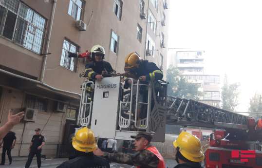 В Баку в доме произошел пожар, эвакуированы 37 жильцов, пострадали 2 человека -ФОТО -ВИДЕО 