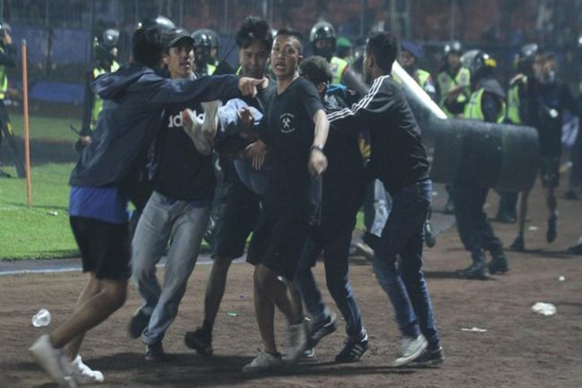 В Индонезии из-за беспорядков на стадионе погибли не менее 127 человек-ВИДЕО 