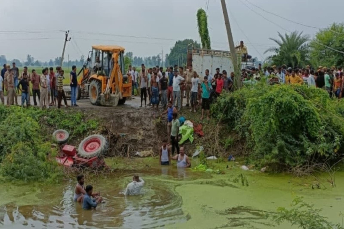 В Индии более 25 человек погибли при падении трактора в пруд