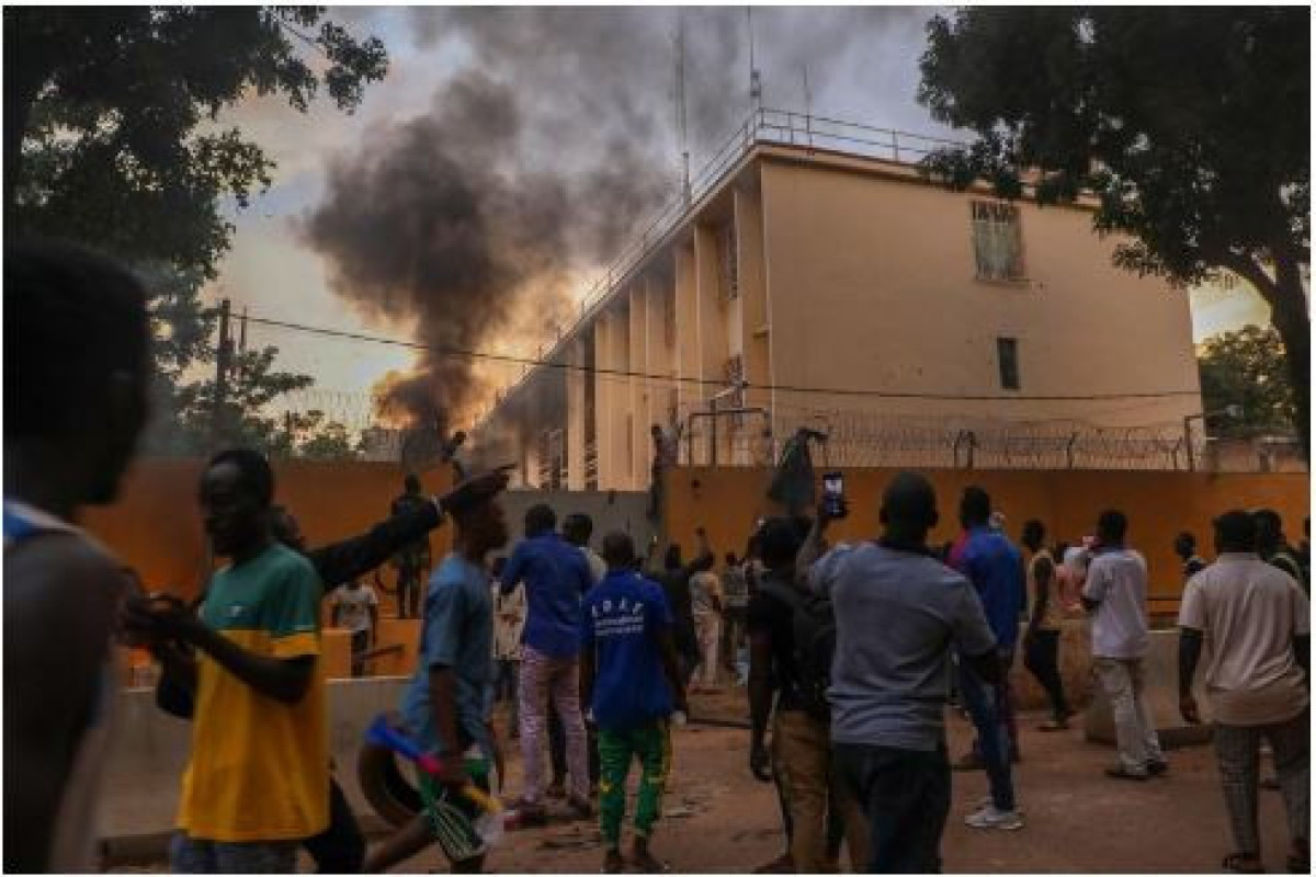 Перед посольством Франции в Буркина-Фасо проходит акция протеста - СМИ