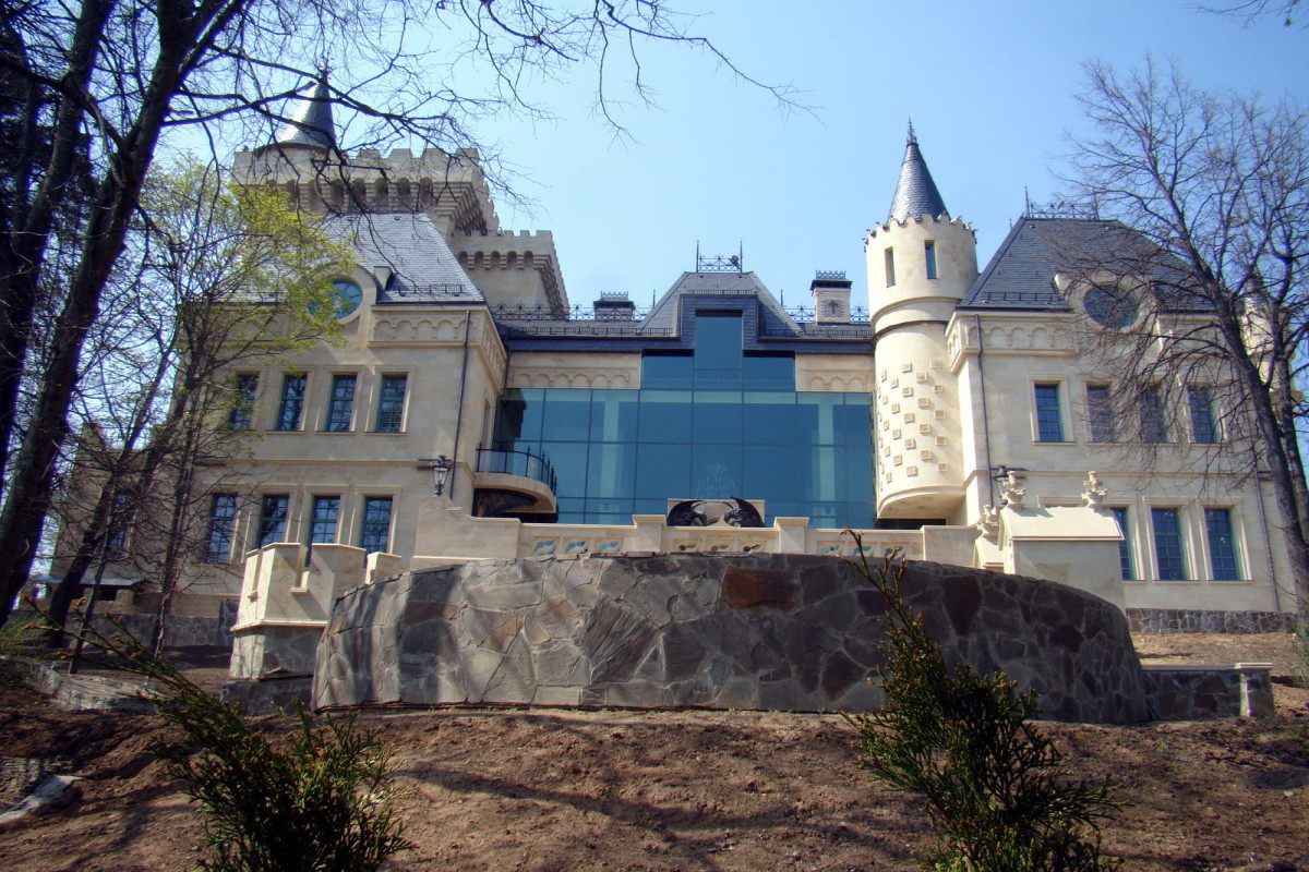 Алла Пугачева выставила на продажу свой замок в деревне Грязь - 1 миллиард рублей 